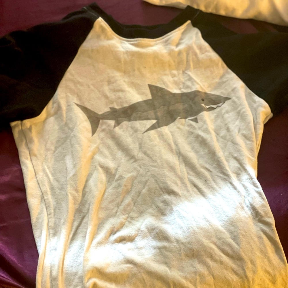 Shark shirt short sleeves by family feeling size 12, in great quality!
